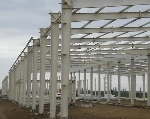 Poinçon portail en acier de cadre de poutre cellulaire de Q235B adapté aux besoins du client pour le hangar