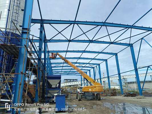 Structure de toit d'entrepôt peinte ou galvanisée cadre en acier hauteur personnalisée conçue pour les opérations de stockage industriel