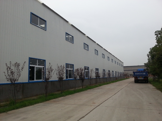 Q345 a préfabriqué l'entrepôt en acier de botte d'atelier de structure métallique blanc