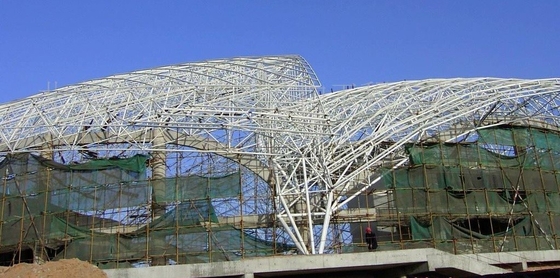 Toit en acier de lumière de la structure de toit de cadre de l'espace de longue construction préfabriquée d'envergure 0.8mm