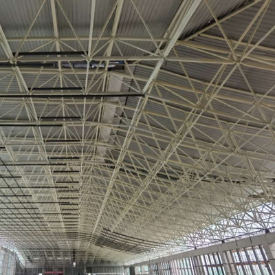 La structure en acier légère de construction préfabriquée Q235 de cadre de l'espace dipassent le toit pour le stade