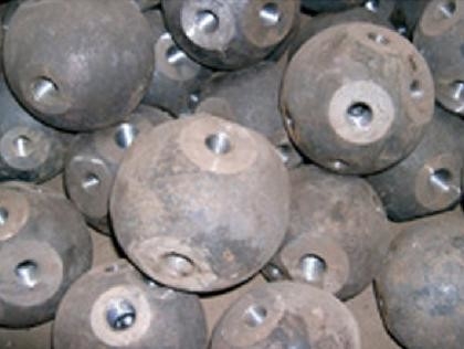 Une boule de treillis en acier avec une fusion de force et de beauté
