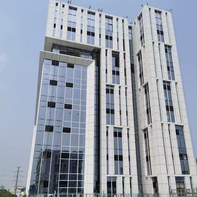 Bâtiment de l'hôpital en aluminium, mur de verre, façade, design moderne