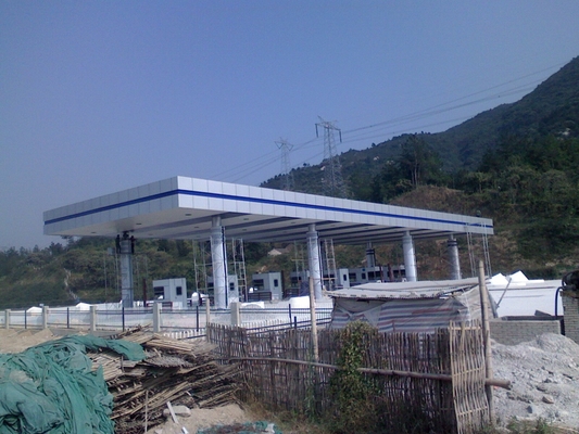 Des trusses de tubes en acier à longue portée pour les stations de péage. Des solutions structurelles efficaces et polyvalentes.