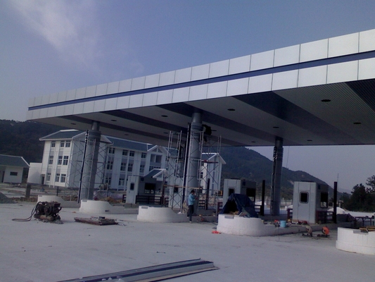 Des trusses de tubes en acier à longue portée pour les stations de péage. Des solutions structurelles efficaces et polyvalentes.