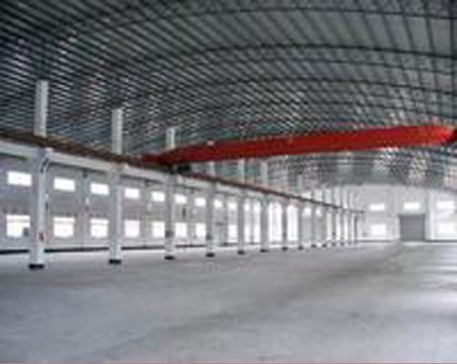 Cadres de portails en acier pour entrepôts préfabriqués. Structure en acier durable avec un design efficace.