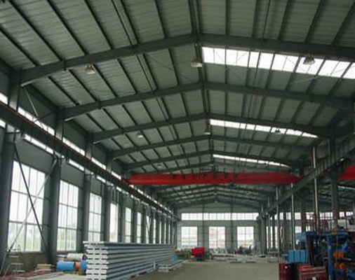 Cadres de portails en acier pour entrepôts préfabriqués. Structure en acier durable avec un design efficace.