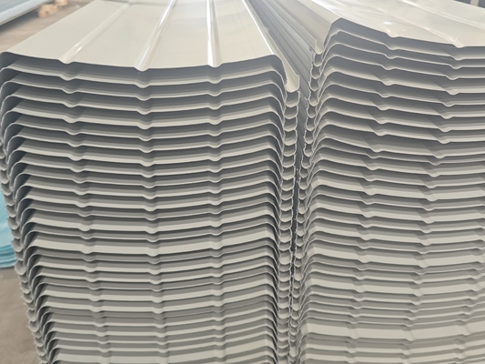 Plafond métallique pour scène extérieure