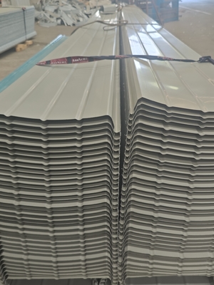 Plafond métallique pour scène extérieure