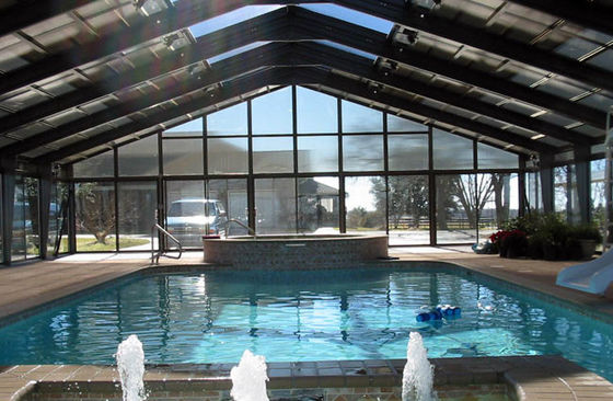 Les clairières pour piscines couvertes améliorent la lumière naturelle et l'esthétique.