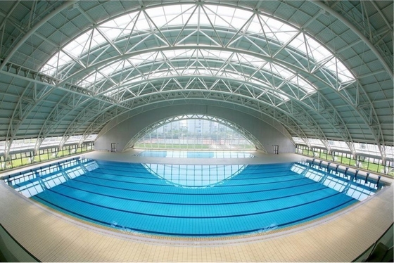 Les puits de lumière sur le toit des piscines intérieures améliorent la lumière naturelle et l'esthétique