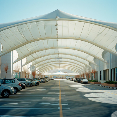 Structure de membrane de tension pour les parkings publics protège les véhicules avec des auvents élégants