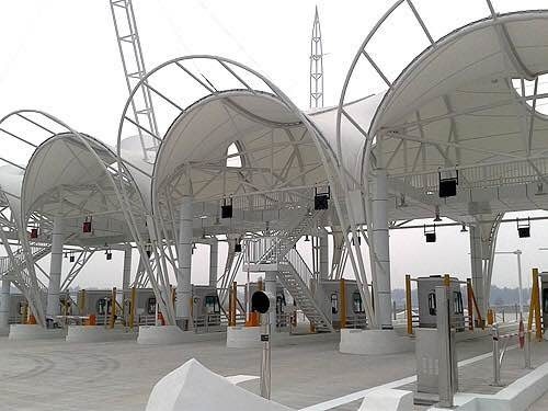 Structure de membrane de tension pour les grandes stations de péage routière Conception durable et fonctionnelle