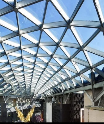 Structure préfabriquée en acier, toit triangulaire avec éclairage en verre