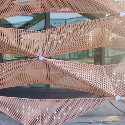 Systèmes d'isolation et lumière naturelle dans le mur de rideau en aluminium avec des technologies de verre avancées