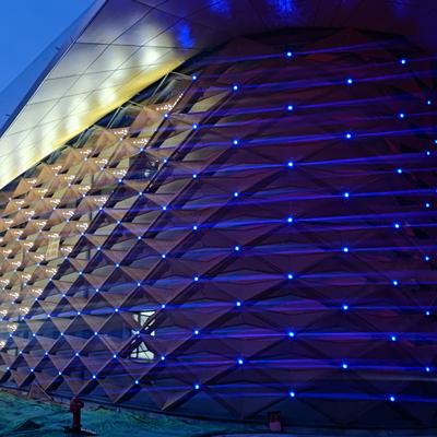 Systèmes d'isolation et lumière naturelle dans le mur de rideau en aluminium avec des technologies de verre avancées