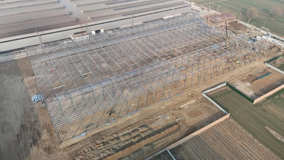 Structure de toit d'entrepôt utilisant des éléments d'acier préfabriqués pour réaliser un assemblage et une construction plus rapides dans les installations logistiques